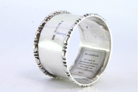  Argola de guardanapo em prata com frisos relevados e aplicações.